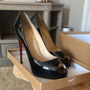 Christian Louboutin Glossy Black Peep Toe Heels
Flueve 100 patent BLK